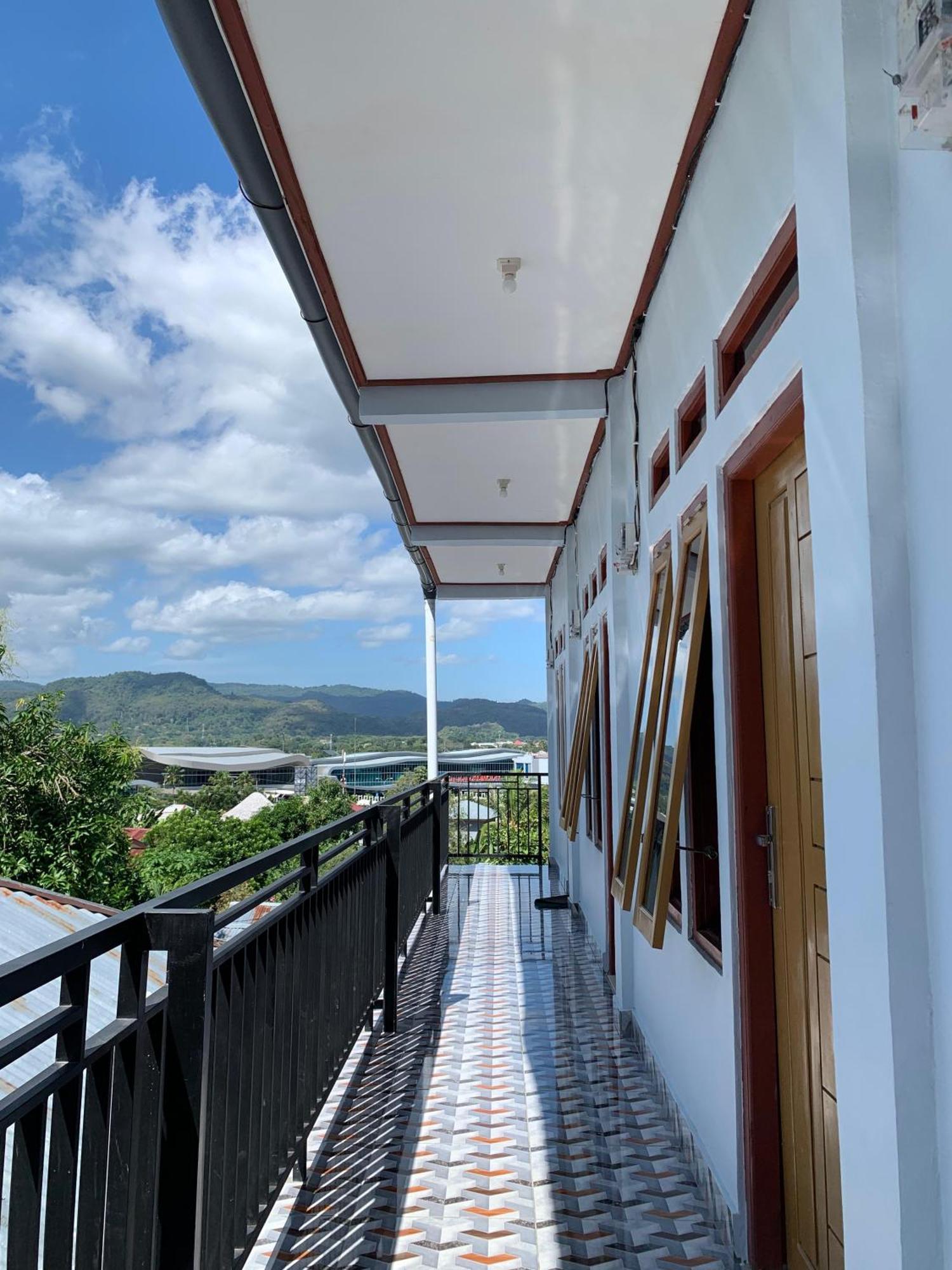 Bertus Guesthouse Labuan Bajo Bagian luar foto